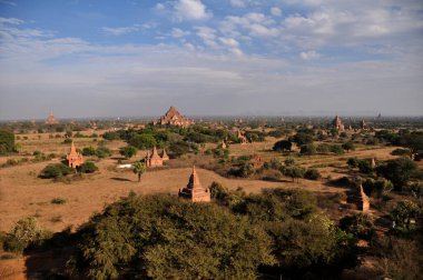 Mandalay, Myanmar ya da Burma 'daki Bagan ya da Pagan antik kentini ziyaret eden yabancı gezginler için 2000' den fazla pagoda tapınağı bulunan manzara, UNESCO Dünya Mirası Sitesi 'ni harabeye çeviriyor.