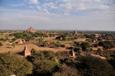 Mandalay, Myanmar ya da Burma 'daki Bagan ya da Pagan antik kentini ziyaret eden yabancı gezginler için 2000' den fazla pagoda tapınağı bulunan manzara, UNESCO Dünya Mirası Sitesi 'ni harabeye çeviriyor.