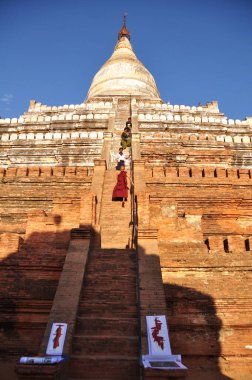 Burmalılar için Shwesandaw pagoda pagoda pyay tapınağı Çedi 3 Şubat 2013 'te Mandalay, Myanmar veya Burma' da yabancı gezginler Bagan veya Pagan Mirası 'ndaki Buda' ya saygı göstererek seyahat ederler.