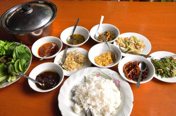 Бирманские Местные Продукты Питания Накрывают Обед Стол Бирманцев Иностранные Путешественники — стоковое фото