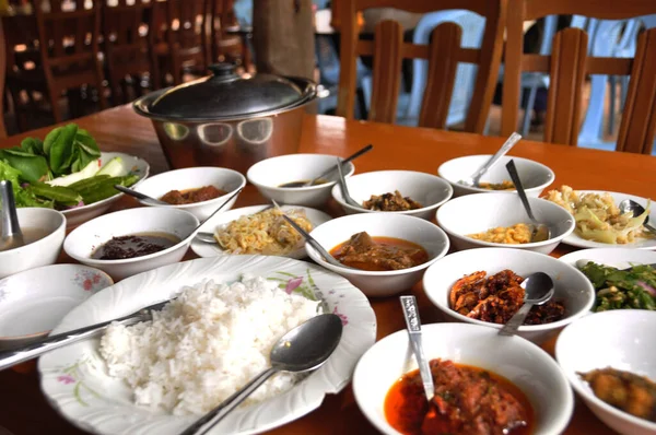 Birmaanse Lokale Voedsel Gedekt Lunch Maaltijd Serveren Tafel Voor Birma — Stockfoto