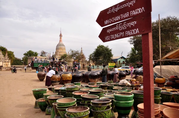Los Birmanos Los Viajeros Extranjeros Que Viajan Pie Visitan Compran — Foto de Stock