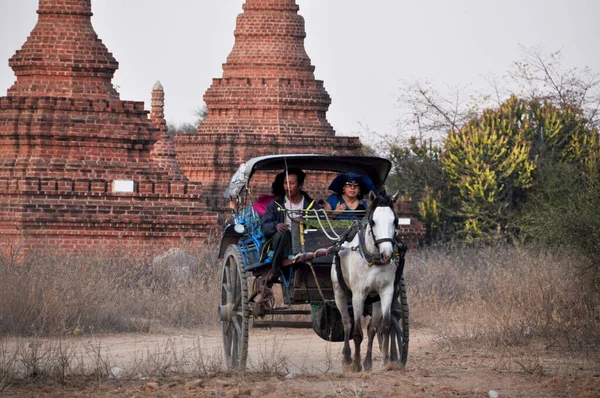 Los Carruajes Vehículos Tirados Por Caballos Birmanos Llevan Gente Birmania — Foto de Stock