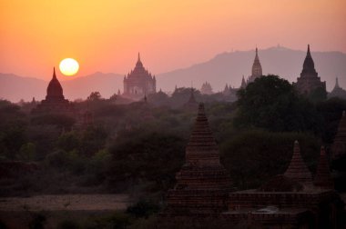 Myanmar veya Burma Mandalay 'da 2000' den fazla pagoda ve tapınak ile Bagan veya Pagan antik kenti ve UNESCO Dünya Mirası Sitesi silueti ile manzara
