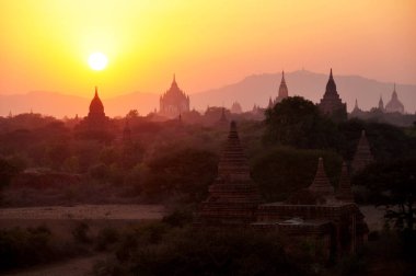 Myanmar veya Burma Mandalay 'da 2000' den fazla pagoda ve tapınak ile Bagan veya Pagan antik kenti ve UNESCO Dünya Mirası Sitesi silueti ile manzara