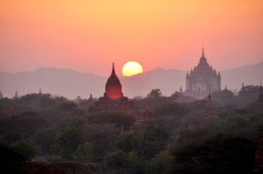Myanmar veya Burma Mandalay 'da 2000' den fazla pagoda ve tapınak ile Bagan veya Pagan antik kenti ve UNESCO Dünya Mirası Sitesi silueti ile manzara