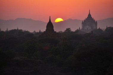 Myanmar veya Burma Mandalay 'da 2000' den fazla pagoda ve tapınak ile Bagan veya Pagan antik kenti ve UNESCO Dünya Mirası Sitesi silueti ile manzara