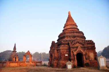 Mandalay, Myanmar ya da Burma 'daki Bagan ya da Pagan antik kentini ziyaret eden yabancı gezginler için 2000' den fazla pagoda tapınağı bulunan manzara, UNESCO Dünya Mirası Sitesi 'ni harabeye çeviriyor.