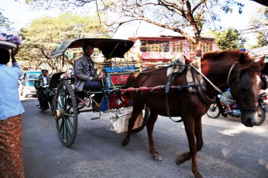 Birmanya atlı at arabaları burma insanları ve yabancı gezginleri 3 Şubat 2013 'te Mandalay, Myanmar' da UNESCO Dünya Mirasları Sahası 'na getiriyor.