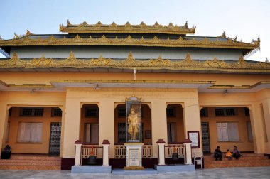 Shwetaung Dükü veya Thado Minsaw Veliaht Prensi Birman halkı ve yabancı gezginler için anıt 4 Şubat 2013 'te Mandalay, Myanmar veya Burma' da Mahamuni Tapınağı 'nı ziyaret ediyor. 