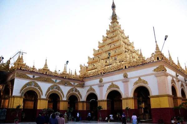 무니파야 파고다 Mahamuni Paya Pagoda Temple 외국인 여행객들의 성지인 장소인 — 스톡 사진