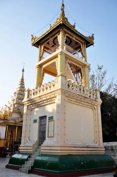 Antica Torre Costruzione Mahamuni Paya Pagoda Tempio Gente Birmana Viaggiatori — Foto Stock