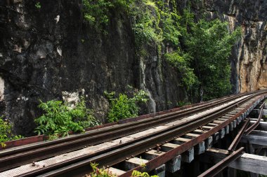 Cehennem ateşi geçidi dağı ile Si Sawat ya da Khwae Kwai nehri arasındaki tren yolu Sai Yok Ulusal Parkı 'nda orman vahşiliği ile Kanchanaburi, Tayland' daki Tham demokrasi mağarasını ziyaret etmek için.