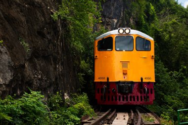 20 Haziran 2021 'de Kanchanaburi, Tayland' da bulunan Kanchanaburi 'deki Tham krasae mağarasına seyahat eden Taylandlı gezginleri, Sai Yok şelalesi ve Khwae nehri arasında giden tren raydan çıktı.