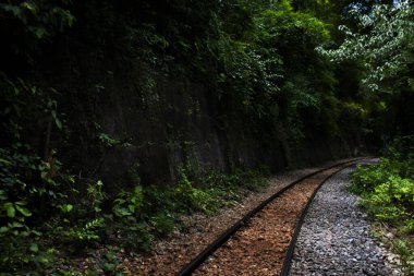 Cehennem ateşi geçidi dağı ile Si Sawat ya da Khwae Kwai nehri arasındaki tren yolu Sai Yok Ulusal Parkı 'nda orman vahşiliği ile Kanchanaburi, Tayland' daki Tham demokrasi mağarasını ziyaret etmek için.