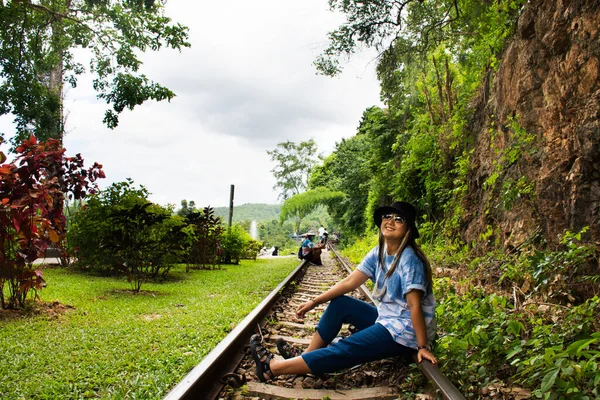 Viajeros Asiáticos Tailandeses Viajan Visitar Posar Retrato Tren Vía Para — Foto de Stock