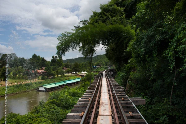 泰国关卡那布里的Tham Krasae山洞 乘坐火车往返于地狱之火与西湖国家公园的Si Sawat河或Khwae Kwai河之间的铁轨 游览森林丛林中荒芜 — 图库照片