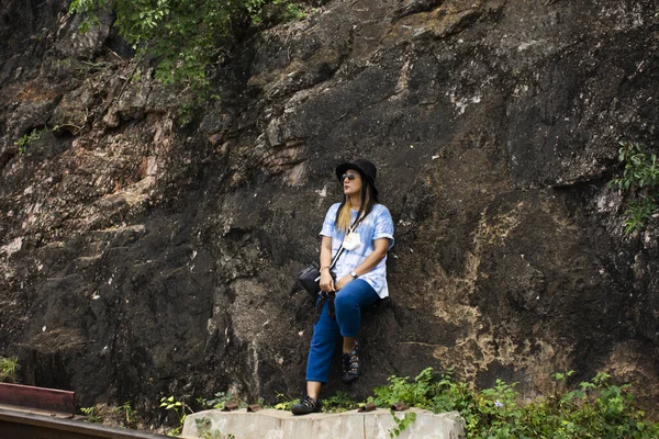 Asian Travelers Thai Women Travel Visit Posing Portrait Cliff Mountain — Zdjęcie stockowe