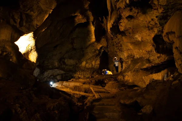 Viajeros Asiáticos Tailandeses Viajan Visitar Posar Retrato Tham Krasae Cueva —  Fotos de Stock