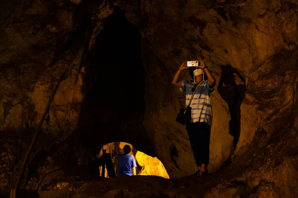 Viajeros Asiáticos Tailandeses Viajan Visitar Posar Retrato Tham Krasae Cueva —  Fotos de Stock