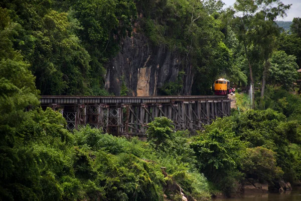 在地狱之火 西湖瀑布和赫瓦伊河之间的轨道上运行的火车载着泰国人和外国游客来到泰国关卡那布里的谭克赛山洞 — 图库照片