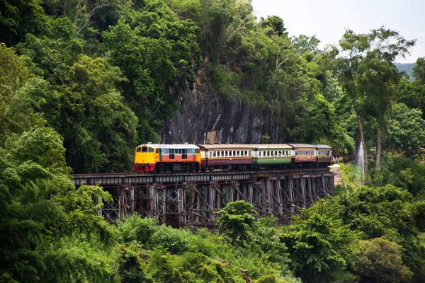 Train Running Track Hellfire Pass Mountain Riverside Sai Yok Waterfall — Stockfoto