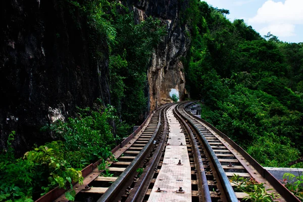 Vlak Železniční Trať Mezi Pekelným Průsmykem Hory Sawat Nebo Khwae — Stock fotografie