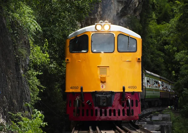 在地狱之火 西湖瀑布和赫瓦伊河之间的轨道上运行的火车载着泰国人和外国游客来到泰国关卡那布里的谭克赛山洞 — 图库照片