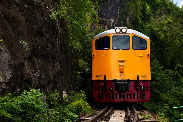 Τρένο Που Τρέχει Τροχιά Μεταξύ Κόλαση Περάσει Βουνό Και Όχθη — Φωτογραφία Αρχείου