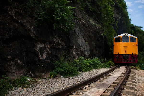 Tåg Som Går Spår Mellan Hellfire Pass Berg Och Floden — Stockfoto