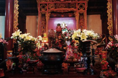 Sanat eseri Hoan Kiem Gölü Bahçesi 'ndeki Ngoc Oğlu Tapınağı' nın antik Çin tanrısı kutsal meleği oyulmuş Vietnamlılar için Vietnam, Hanoi 'de yabancı gezginler için ziyaret ve saygı