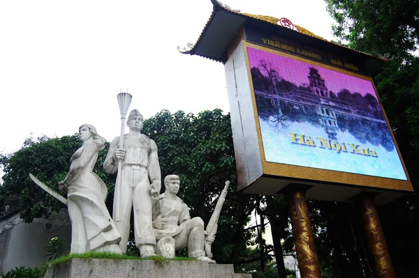 Stenskulptur Snida Krigare Hjälte Staty Monument Tuong Dai Quyet Park — Stockfoto