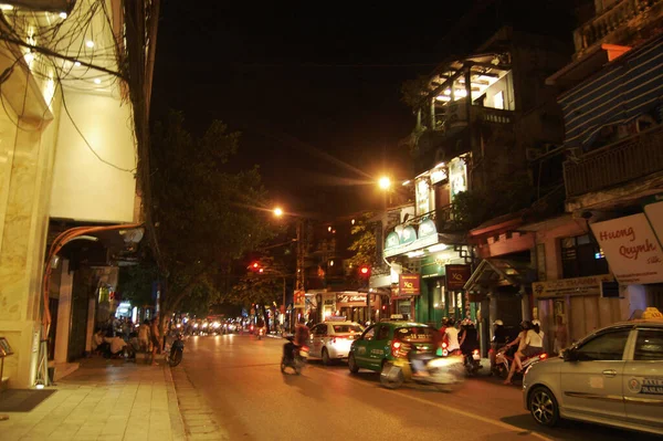 Verkeersweg Vietnamezen Rijden Nachts Straat Dinh Old Town French Quarter — Stockfoto