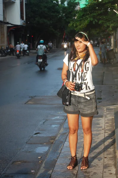 旅行者タイの女性は ベトナムのハノイのホアンキエムにあるドンキン ンギア トゥック広場のバ ディン旧市街やフレンチ クオーターの道路脇で写真を撮るために旅行の訪問とポージング肖像画を歩く — ストック写真