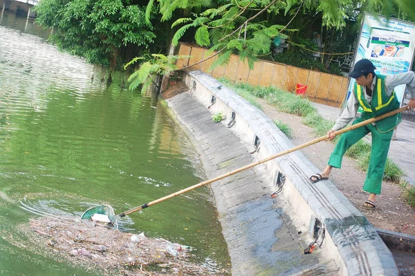 Los Trabajadores Vietnamitas Limpian Los Desechos Basura Del Estanque Agua — Foto de Stock
