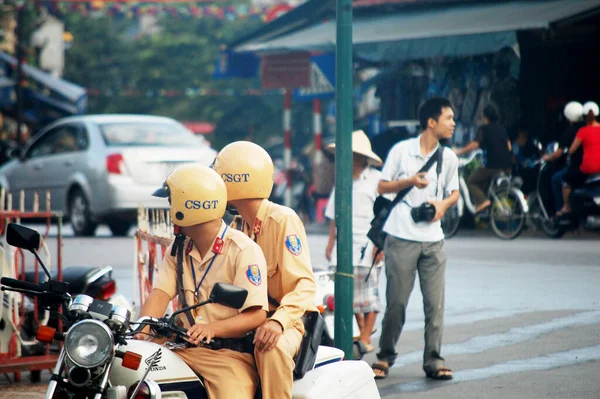Vietnam Polis Man Ridning Motorcykel Och Stanna För Att Kontrollera — Stockfoto