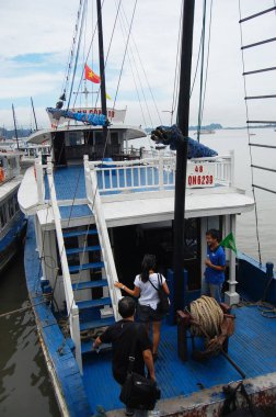 Vietnamlılar ve yabancı gezginler, 7 Temmuz 2012 'de Hanoi, Vietnam' da, Halong veya Ha Long Bay UNESCO Dünya Mirasları Bölgesi 'nde yüzen balıkçı köylerini gezip geziyorlar.