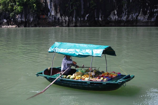 Donne Vietnamite Vogano Barca Vintage Legno Retrò Vendita Frutta Cibo — Foto Stock