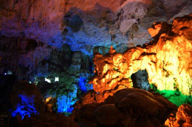 Thien Cung kutsal saray mağarası, Vietnam, Hanoi 'de seyahat eden Vietnamlılar ve Vietnamlılar için Halong veya Ha Long Körfezi' ndeki Dau Go Mağarası 'nın en güzel ilkel ve en uzun mağarası.