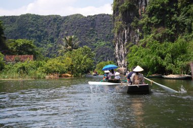 Vietnamlılar ve yabancı gezginler seyahat ziyareti ve Tam Coc Bich Dong veya Halong Körfezi Land ve Ngo Dong nehri ve Ninh Binh, Vietnam 'da kireçtaşı dağları mağarası