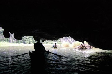 Vietnamlılar ve yabancı gezginler seyahat ziyareti ve Tam Coc Bich Dong veya Halong Körfezi Land ve Ngo Dong nehri ve Ninh Binh, Vietnam 'da kireçtaşı dağları mağarası