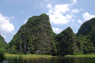 Vietnamlılar ve yabancı gezginler seyahat ziyareti ve Tam Coc Bich Dong veya Halong Körfezi Land ve Ngo Dong nehri ve Ninh Binh, Vietnam 'da kireçtaşı dağları mağarası