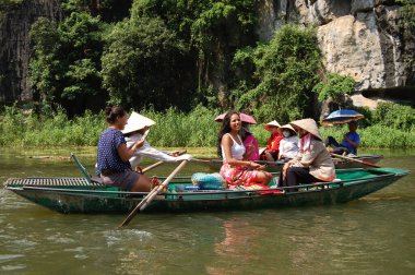 Vietnamlılar ve yabancı gezginler 8 Temmuz 2012 'de Hanoi, Vietnam' da Hanoi, Vietnam 'da tam Coc Bich Dong veya Halong Körfezi' ne ve Ninh Binh 'deki kireçtaşı mağarasına seyahat ederler.