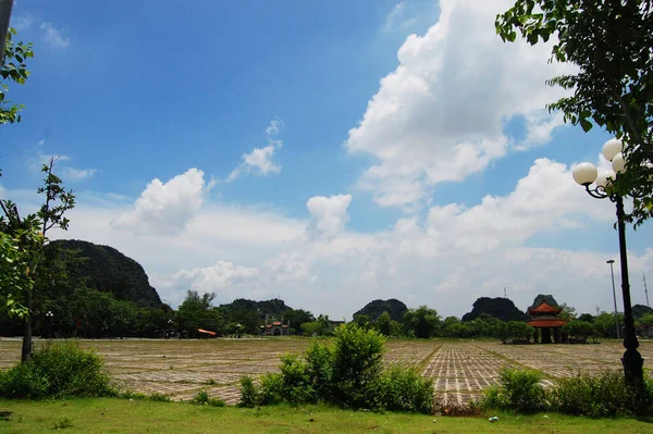 Zobacz Krajobraz Wapienne Góry Pole Ryżowe Paddy Cesarzem Dinh Tien — Zdjęcie stockowe