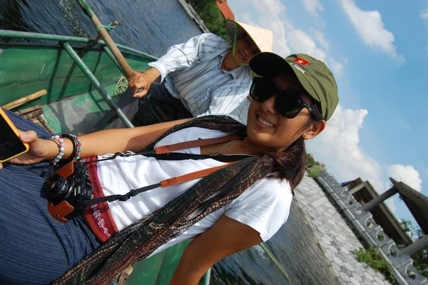 Podróżujące Tajskie Kobiety Podróżują Wizytą Strzelanie Zrobić Zdjęcie Wycieczkę Statkiem — Zdjęcie stockowe