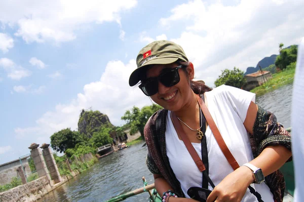 旅行者タイの女性旅行者の訪問撮影ボートツアーで写真を撮るタム コック ビッチ ドンまたはハロン湾の土地とンゴドン川と石灰岩の山の洞窟ハノイ ベトナムのニンビン — ストック写真