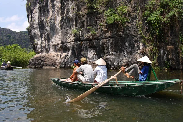 Vietnamiti Viaggiatori Stranieri Visita Viaggio Incredibile Viaggio Barca Tam Coc — Foto Stock