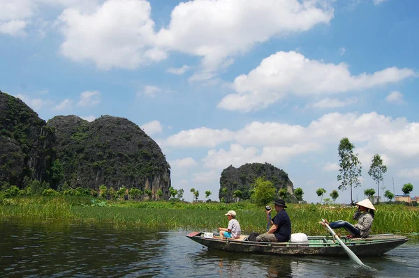 Vietnamiti Viaggiatori Stranieri Viaggio Visita Gita Barca Tam Coc Bich — Foto Stock