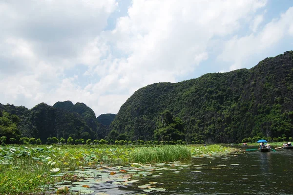 Los Vietnamitas Los Viajeros Extranjeros Visitan Viajan Barco Increíble Viaje — Foto de Stock