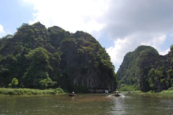 Vietnamiti Viaggiatori Stranieri Visita Viaggio Incredibile Viaggio Barca Tam Coc — Foto Stock